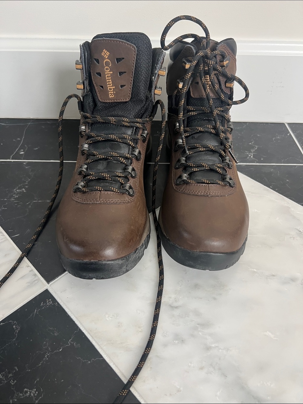 Men Columbia Brown Leather Hiking Boots with Black Accents Never Worn